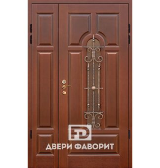 Двустворчатая входная дверь с ковкой, отделка МДФ