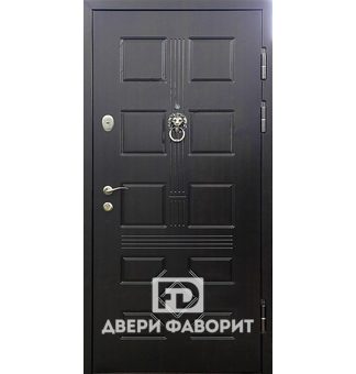 стальная дверь с декоративной стучалкой, отделана мдф